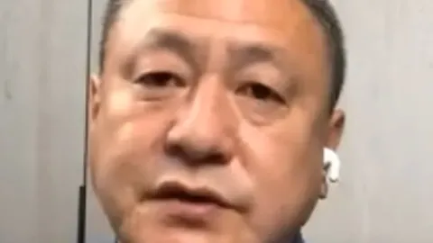 瓜迪奥拉与萨拉赫球员通道互动愉快，氛围和谐